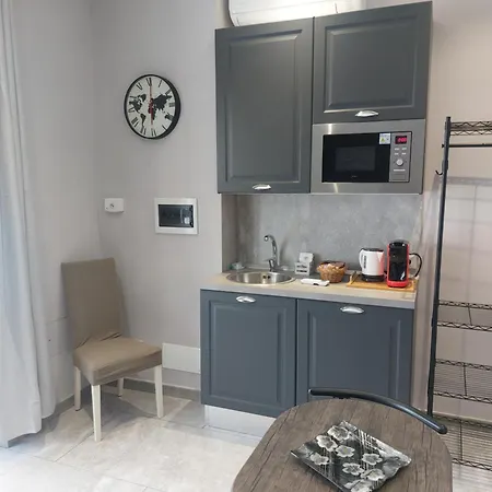 Fede's Airport 公寓 *