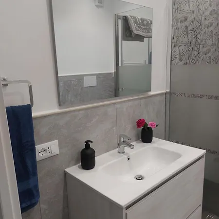 Fede's Airport 公寓 *